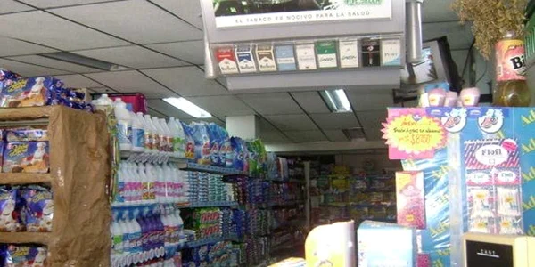 Hoții au pătruns în interior prin tavanul fals al magazinului