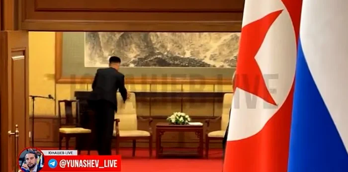 Un agent nord-coreean curăță atent scaunul pe care a stat Kim Jong Un / Sursa foto: captură video