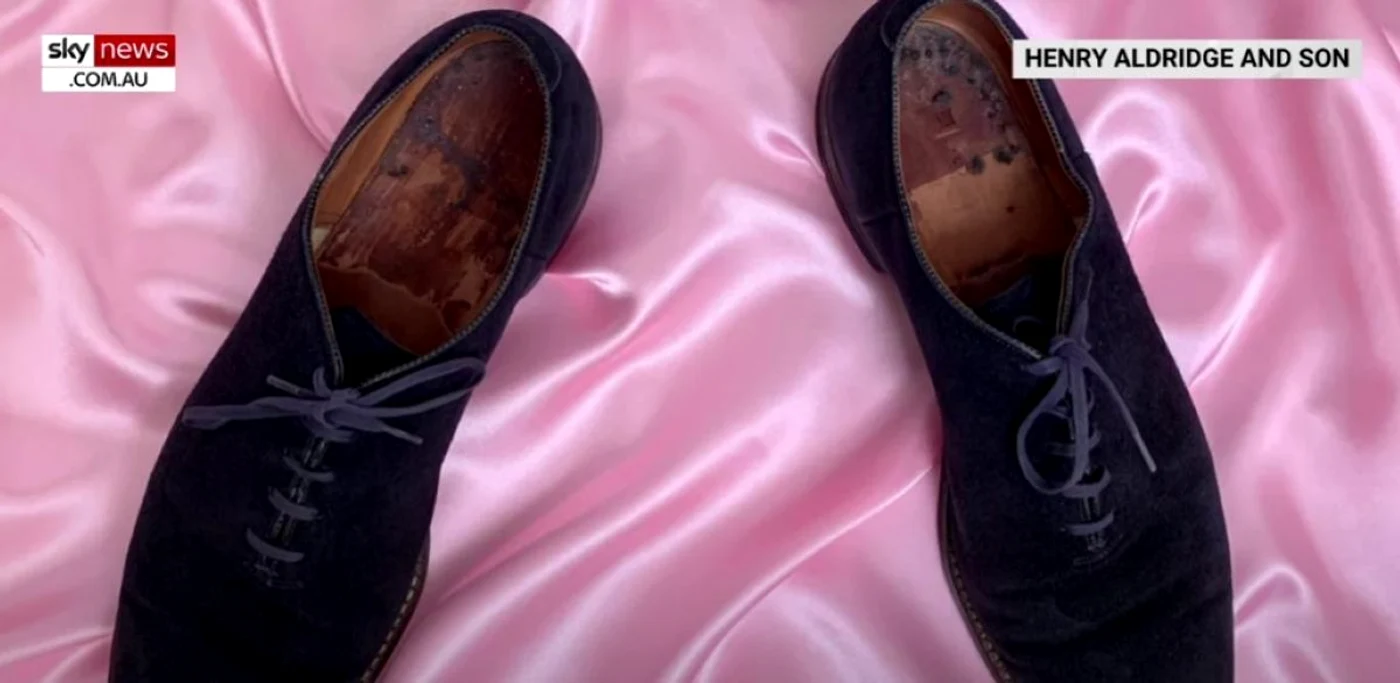 Pantofii albaștri din piele întoarsă ai lui Elvis Presley