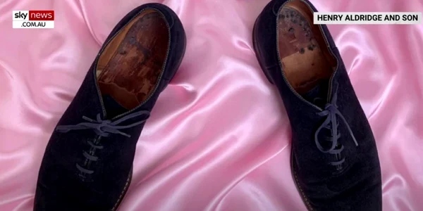 Pantofii albaștri din piele întoarsă ai lui Elvis Presley  Foto Captură video YouTube jpg