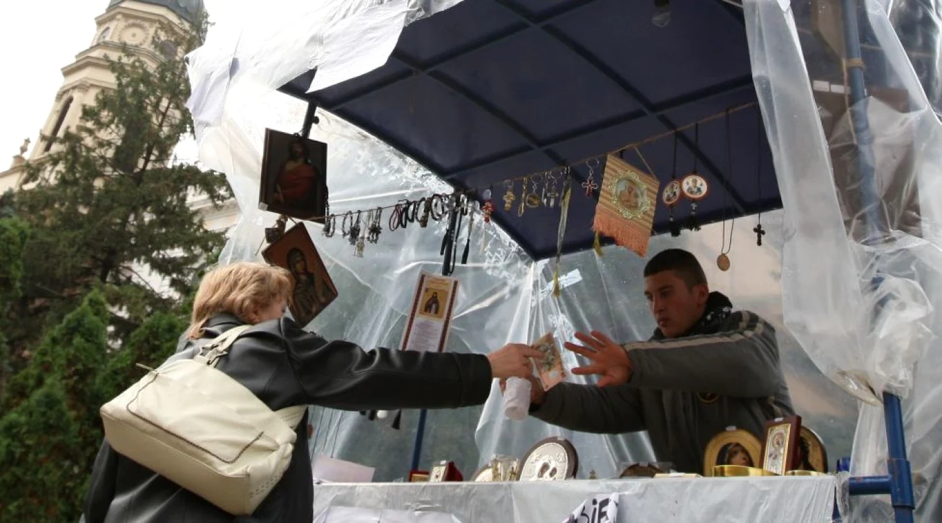 Comerţul cu obiecte religioase de cult reprezintă o sursă de venit importantă FOTO Adevărul