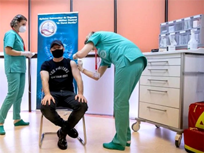 În Băneasa se stă la coadă cu maşina