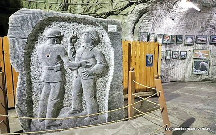 Pereţii de sare, decoraţi cu statuete