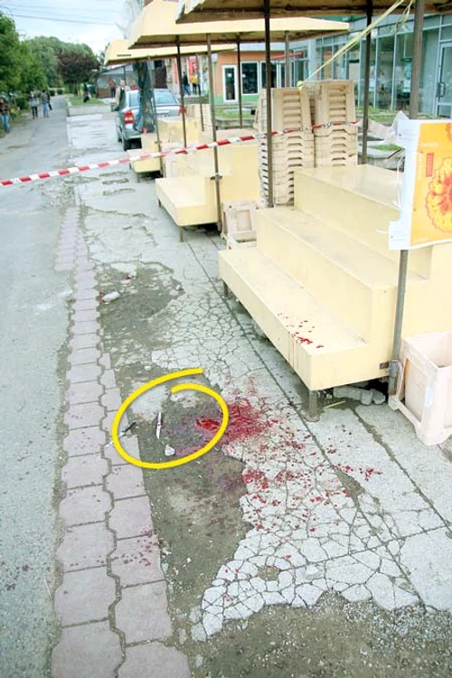 Bărbatul a fost atacat cu două cuţite (FOTOGRAFII: Sandrinio Neagu)