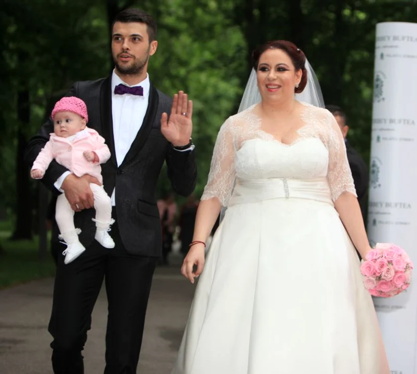 
    Oana Roman, împreună cu soţul şi fiica ei  