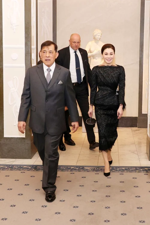 Regele Rama X și Regina Suthida Facebook jpg