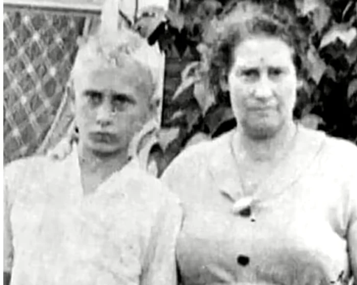 Vladimir Putin împreună cu mama lui. Foto: este2west