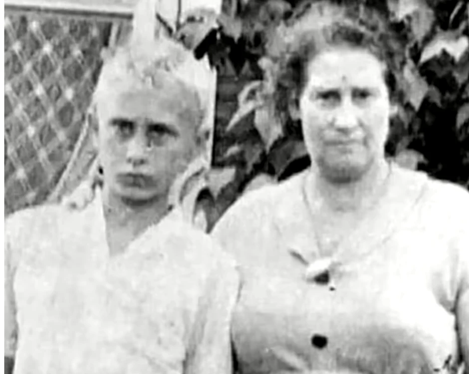 Vladimir Putin împreună cu mama lui. Foto: este2west