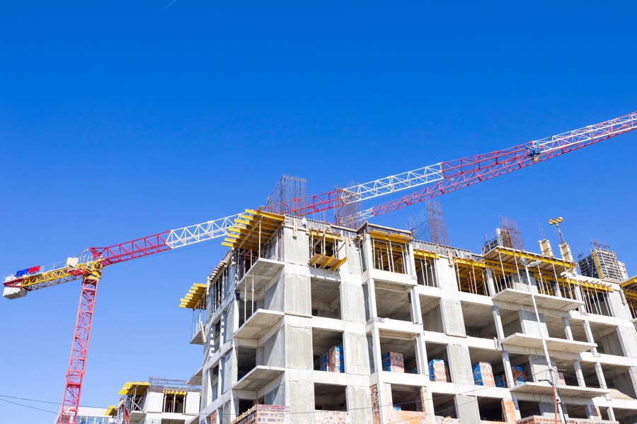 Dezvoltator imobiliar, obligat la plată după ce nu a livrat un apartament la termen. Ce sumă a obținut o ieșeancă