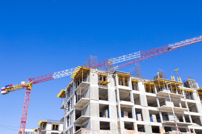 Dezvoltator imobiliar, obligat la plată după ce nu a livrat un apartament la termen. Ce sumă a obținut o ieșeancă