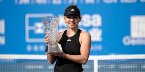 Simon Halep cu trofeul WTA China FOTO AFP