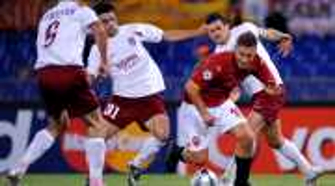 Căpitanul Cadu (dreapta) şi Mureşan (stânga) l-au învins pe Totti în 2008, la Roma