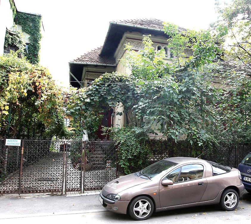 Aceasta este vila din Caimatei în care a locuit Dolănescu