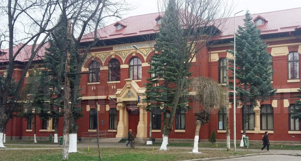 Elev umilit de un profesor, în Neamț. Copilul de 9 ani a leşinat după ce a fost pus să stea în picioare, cu spatele la colegi 