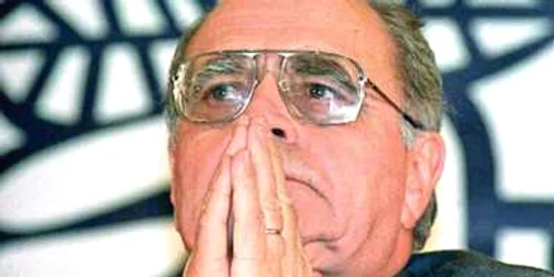 Fostul premier francez Pierre Beregovoy şi-a tras două gloanţe în cap