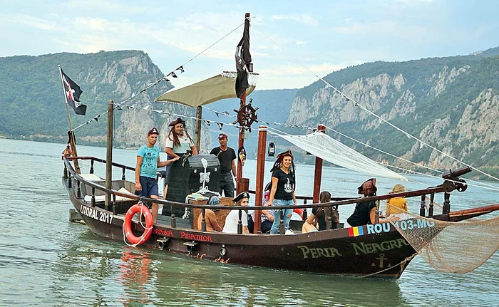 
    Corabia piraţilor, cu Alin Arbănaş la timonăFoto: adevarul.ro  