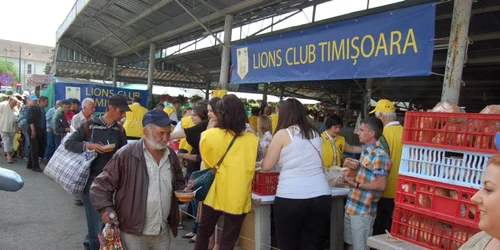 Sărmanii au luat masa de Paşti în Piaţa 700