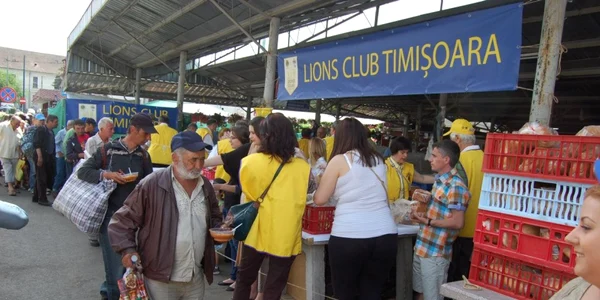 Sărmanii au luat masa de Paşti în Piaţa 700