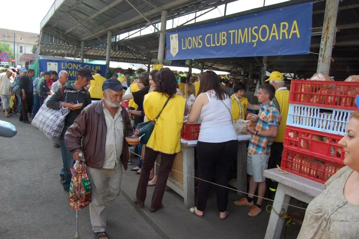 Sărmanii au luat masa de Paşti în Piaţa 700