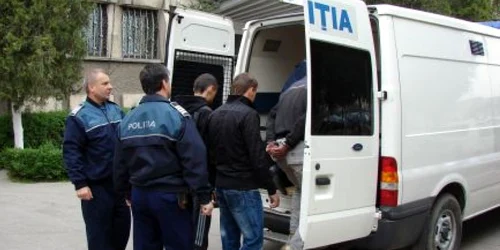 Contrabandiştii au fost reţinuţi de poliţişti foto arhivă