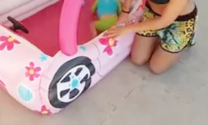 Anna Lesko i a cumpărat băieţelului ei o  piscină din plastic  De când a devenit  mămică, sânii ei parcă au explodat jpeg