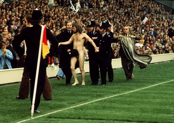 
    Un spectator a pătruns pe gazonul stadionului londonez Twickenham la meciul Anglia - Țara Galilor, din ediția 1976 a Turneului celor 5 Națiuni la rugbyFoto: Guliver / GettyImages  