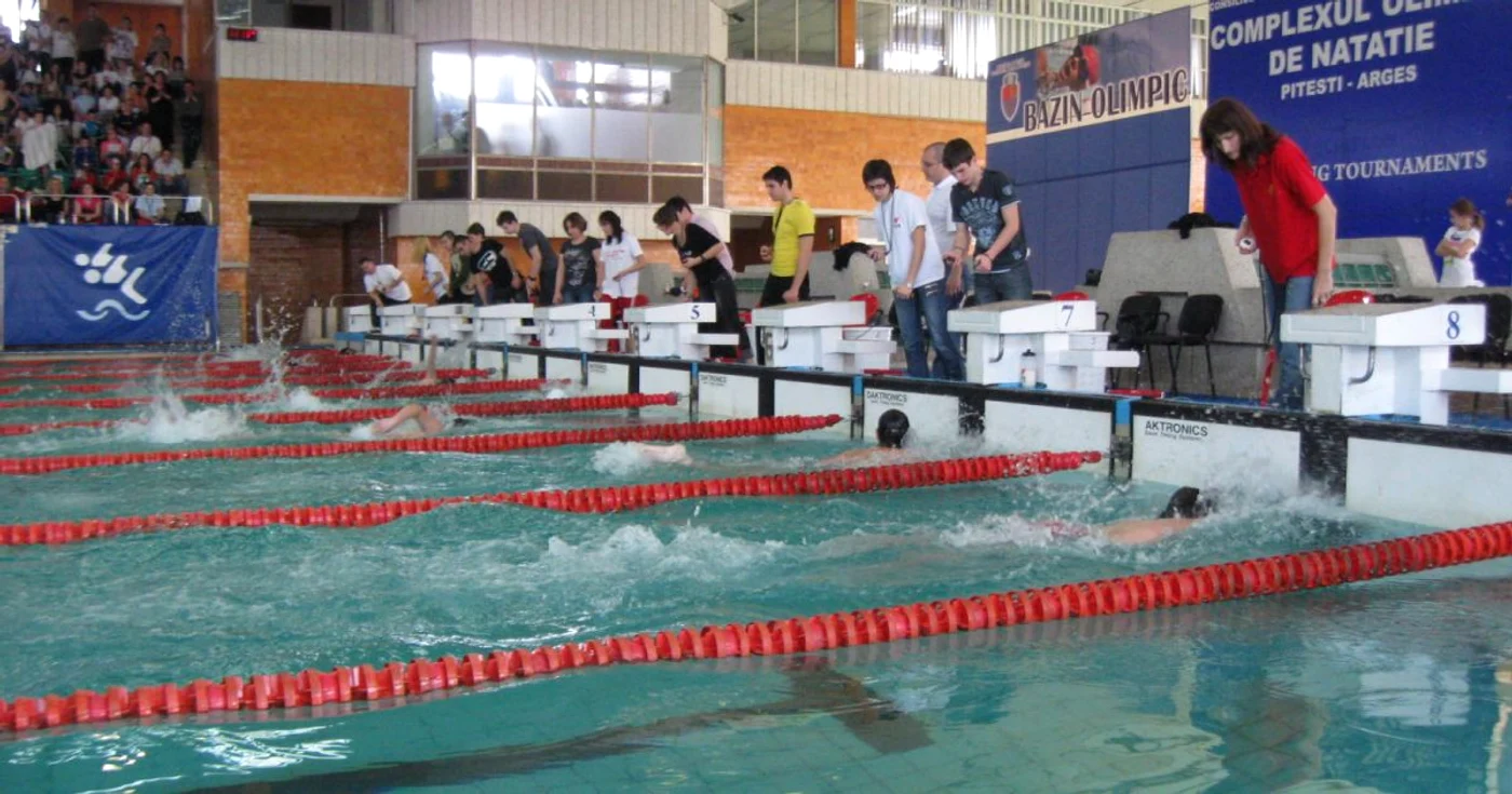 Înotătorii piteşteni au dominat întrecerea din Bazinul "Olimpic"