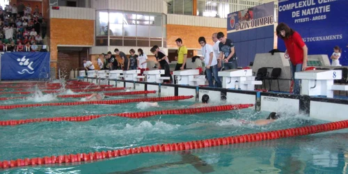 Înotătorii piteşteni au dominat întrecerea din Bazinul "Olimpic"