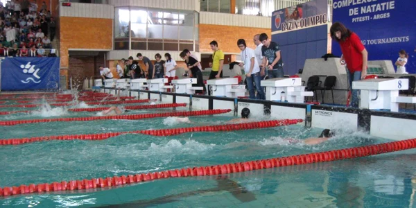 Înotătorii piteşteni au dominat întrecerea din Bazinul "Olimpic"