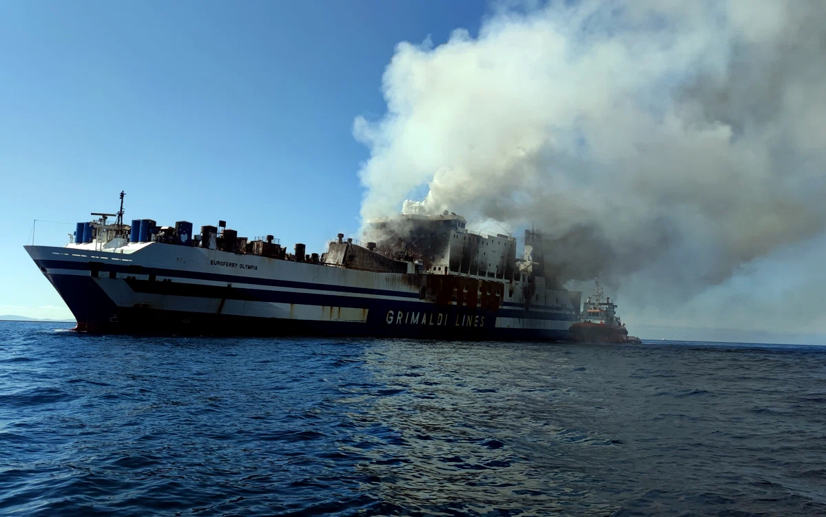 Pachebotul Euroferry Olympia  a luat foc vineri şi pompierii se  luptă de patru zile cu flăcările. 