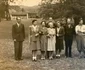 Regina Mamă Elena, Regele Mihai și invitații lor, pe peluza din fața intrării principale a castelului, anii 1940. FOTO: Casa Regală
