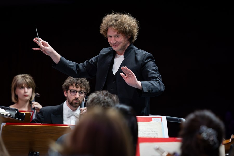 Festivalul Enescu: Philharmonia Orchestra şi al ei dirijor-vrăjitor 