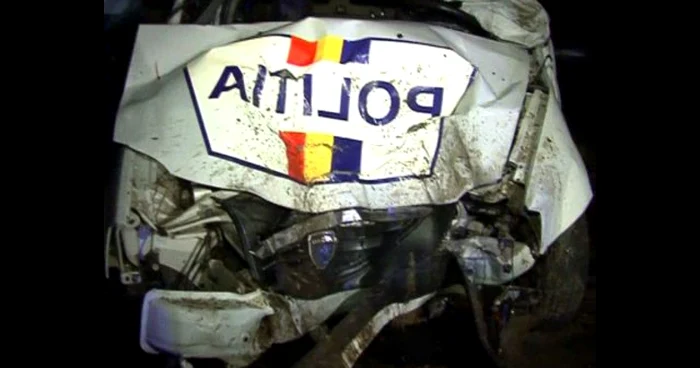 Autospeciala Poliţiei s-a făcut praf