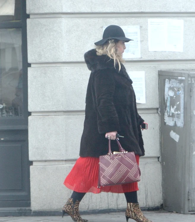 Oana Lis a fost surprinsă de fotoreporterii Click! la promenadă. S-a îmbrăcat colorat, în stilu-i caracteristic