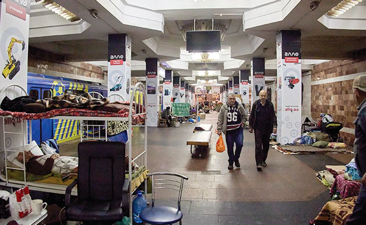 Localnicii și-au amenajat culcușuri pe peronul stațiilor de metrou. Foto: EPA-EFE