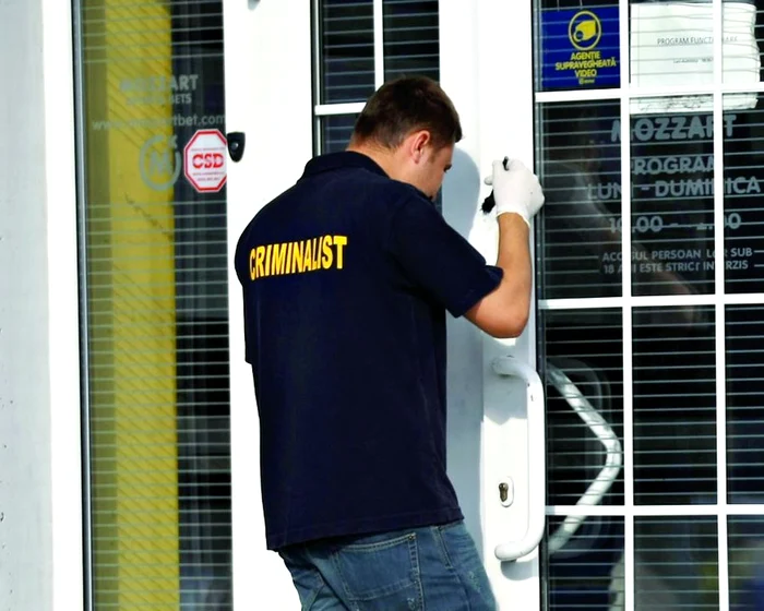 Anchetatorii au ridicat probe de la locul jafului şi încearcă identificarea hoţilor