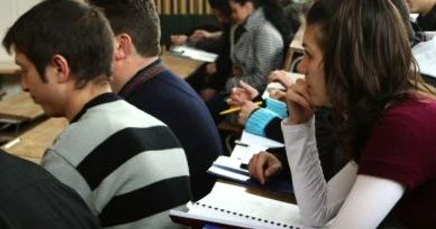 Doar elevii care încep să audă mai bine şi îşi permit un aparat auditiv pot să opteze pentru alte instituţii de învăţământ