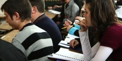 Doar elevii care încep să audă mai bine şi îşi permit un aparat auditiv pot să opteze pentru alte instituţii de învăţământ