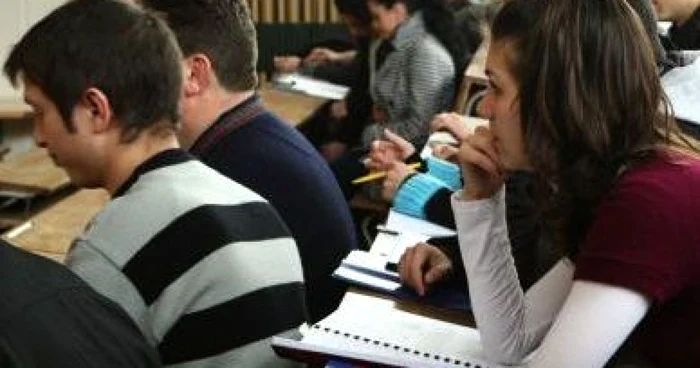 Doar elevii care încep să audă mai bine şi îşi permit un aparat auditiv pot să opteze pentru alte instituţii de învăţământ