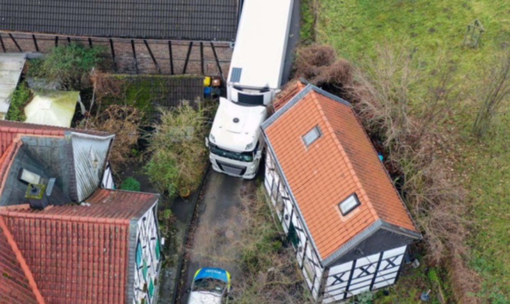 Cum a reușit un șofer de TIR român să avarieze o clădire de 600 de ani și să blocheze complet traficul dintr-un mic sat din Germania