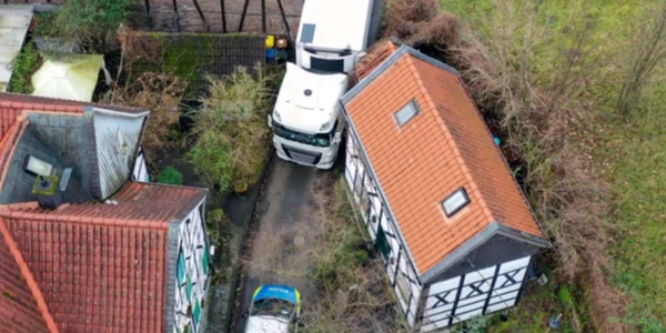 Cum a reușit un șofer de tir român să avarieze o clădire de 600 de ani și să blocheze complet traficul dintr un mic sat din Germania FOTO wdr de png