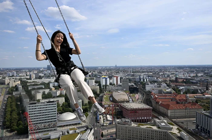 O femeie dându-se în leaganul din Berlin, situat pe acoperișul hotelului Park Inn