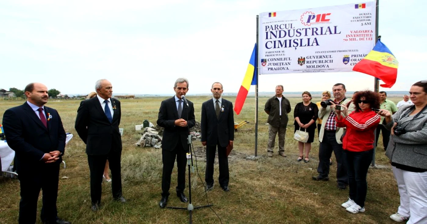La inaugurarea parcului industrial de la Cimişlia a venit cu elicopterul şi un baron german FOTO gov.md