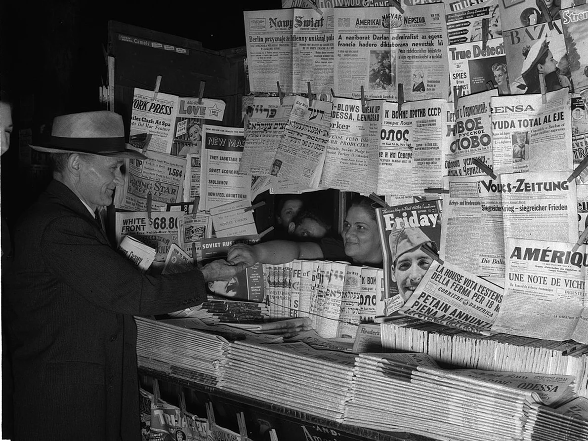 Chioșc cu ziare în limbi străine, în SUA anilor '40 (© Library of Congress)