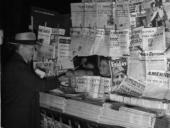 Chioșc cu ziare în limbi străine, în SUA anilor '40 (© Library of Congress)