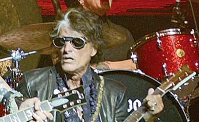 
    Joe Perry n-a mai așteptat să ajungă după boscheți şi și-a deschis șlițul în mijlocul străziifoto: Click!  
