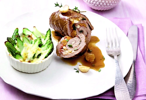 rulada de porc cu caise si cascaval jpeg