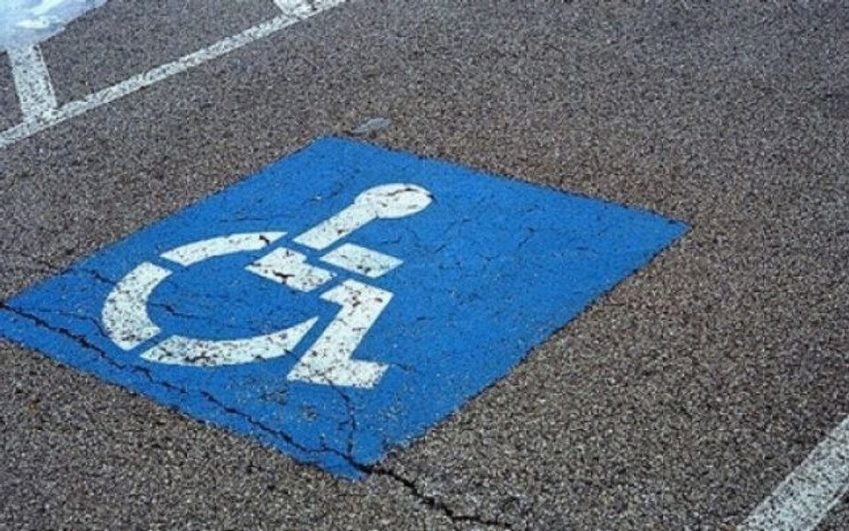 Un bărbat și soția sa, bătuți într-o parcare după ce au atenționat un individ că și-a lăsat mașina pe loc pentru persoane cu handicap