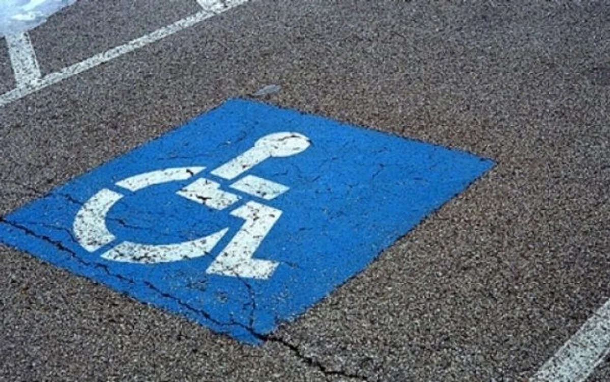 Agresorul parcase neregulamentar pe un loc destinat persoanelor cu dizabilităţi.FOTO arhivă Adevărul