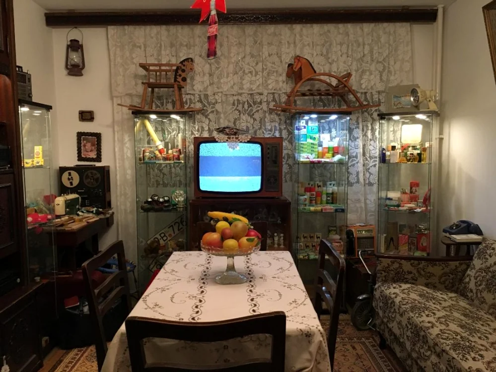Televizorul pe  lămpi, mileul şi  peştele de sticlă  